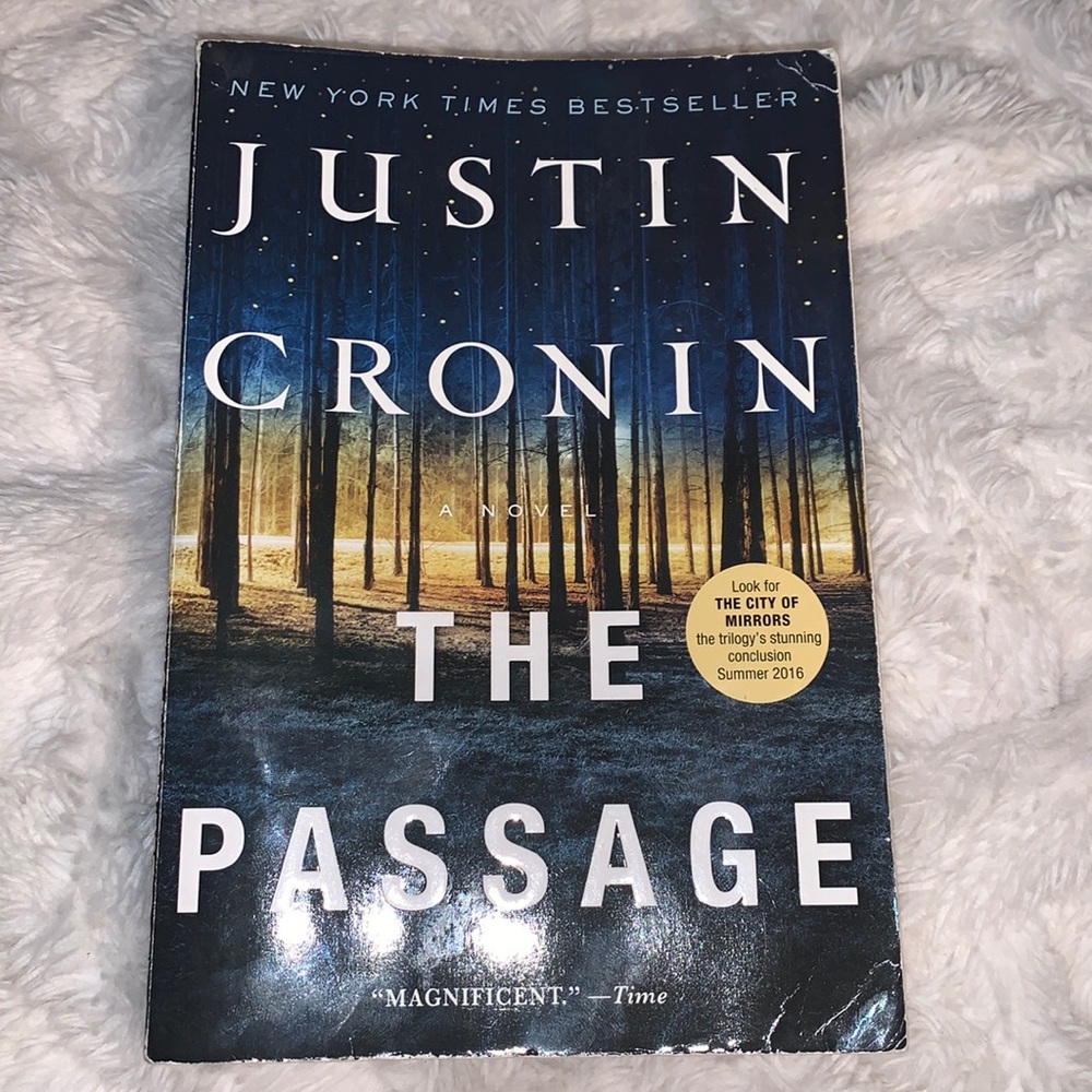 ⭐️2/$12⭐️horror. The Passage book 1